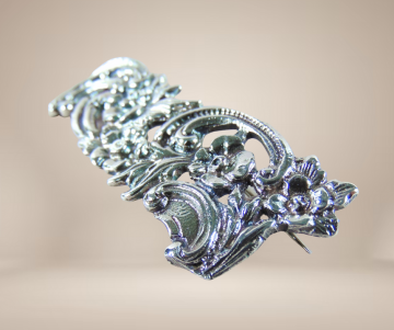 Antieke lange zilveren bloemen bogen broche 2 veranderd pluimpje rechts boven beige achtergrond  1