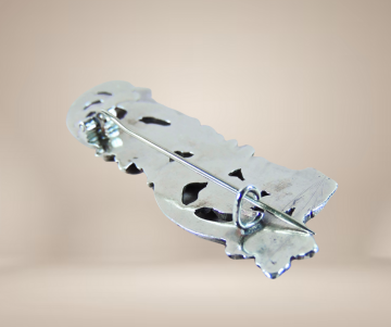 Antieke lange zilveren bloemen bogen broche 2 veranderd pluimpje rechts boven beige achtergrond  2