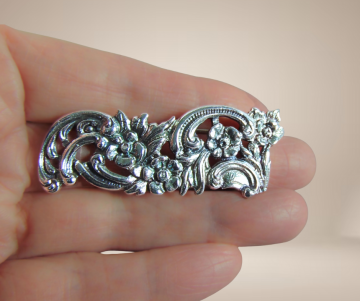 Antieke lange zilveren bloemen bogen broche 2 veranderd pluimpje rechts boven beige achtergrond  4