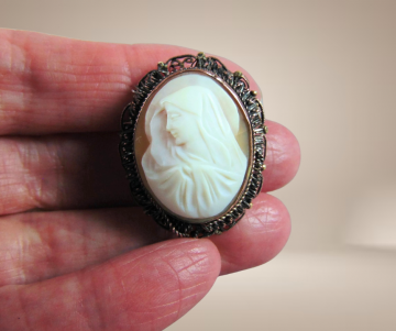 Antieke madonna maria schelpcamee koperen rand broche hanger beige achtergrond