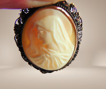 Antieke madonna maria schelpcamee koperen rand broche hanger beige achtergrond 1
