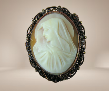 Antieke madonna maria schelpcamee koperen rand broche hanger beige achtergrond 2