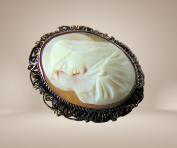 Antieke madonna maria schelpcamee koperen rand broche hanger beige achtergrond 4