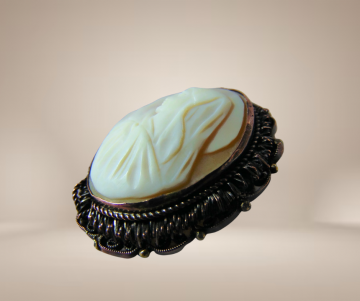 Antieke madonna maria schelpcamee koperen rand broche hanger beige achtergrond 5