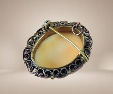 Antieke madonna maria schelpcamee koperen rand broche hanger beige achtergrond 6