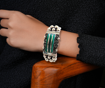 Antieke mexico zilver groene onyx armband op arm hout stoel