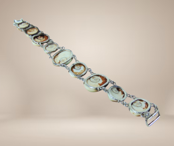 Antieke operculum zilveren schakel armband beige achtergrond