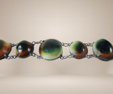 Antieke operculum zilveren schakel armband beige achtergrond 1