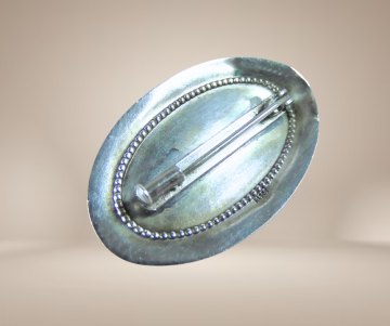 Antieke ovale repousse broche rozen ovale groene agaat beige achtergrond