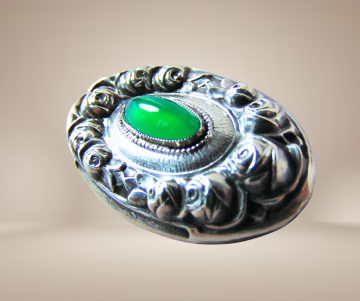 Antieke ovale repousse broche rozen ovale groene agaat beige achtergrond 1
