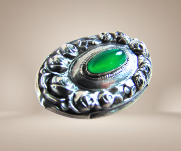 Antieke ovale repousse broche rozen ovale groene agaat beige achtergrond 2