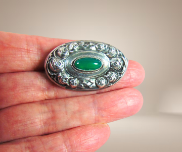 Antieke ovale repousse broche rozen ovale groene agaat beige achtergrond 3