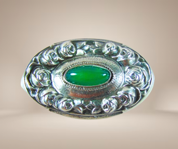 Antieke ovale repousse broche rozen ovale groene agaat beige achtergrond 4