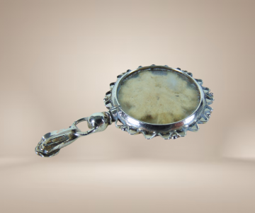 Antieke ronde medaillon bloem hanger beige achtergrond