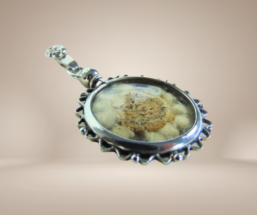 Antieke ronde medaillon bloem hanger beige achtergrond 1