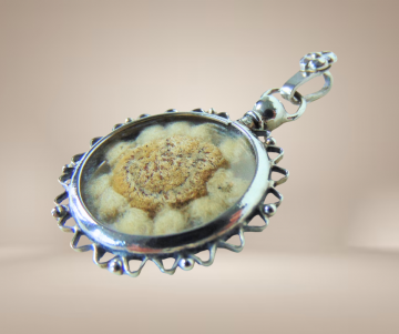 Antieke ronde medaillon bloem hanger beige achtergrond 2