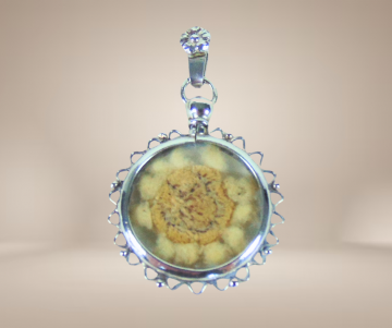 Antieke ronde medaillon bloem hanger beige achtergrond 3