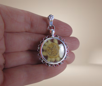 Antieke ronde medaillon bloem hanger beige achtergrond 4