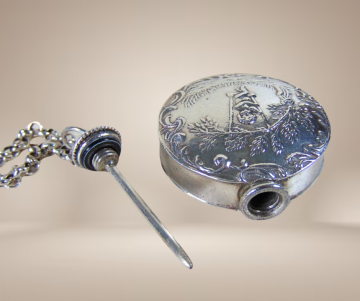 Antieke sterling zilver cherubijn schommel repousse parfumfles hanger lange 835  horlogeketting beige achtergrond