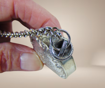 Antieke sterling zilver cherubijn schommel repousse parfumfles hanger lange 835  horlogeketting beige achtergrond 1