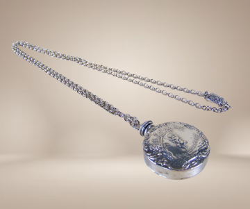 Antieke sterling zilver cherubijn schommel repousse parfumfles hanger lange 835  horlogeketting beige achtergrond 2