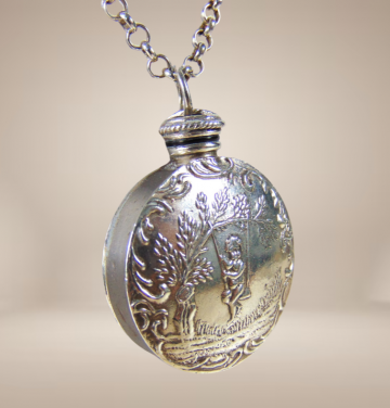 Antieke sterling zilver cherubijn schommel repousse parfumfles hanger lange 835  horlogeketting beige achtergrond 3