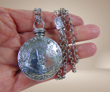 Antieke sterling zilver cherubijn schommel repousse parfumfles hanger lange 835  horlogeketting beige achtergrond 4