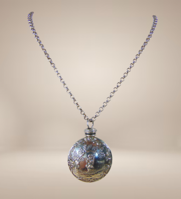 Antieke sterling zilver cherubijn schommel repousse parfumfles hanger lange 835  horlogeketting beige achtergrond 5