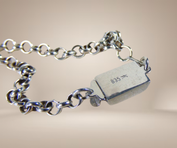 Antieke sterling zilver cherubijn schommel repousse parfumfles hanger lange 835  horlogeketting beige achtergrond 6