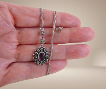 Antieke zilveren amethist glas hanger lang beige achtergrond 1