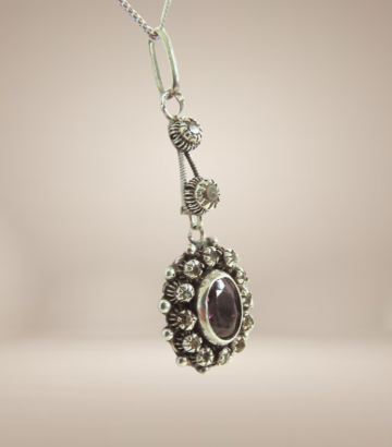 Antieke zilveren amethist glas hanger lang beige achtergrond 2