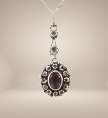 Antieke zilveren amethist glas hanger lang beige achtergrond 3