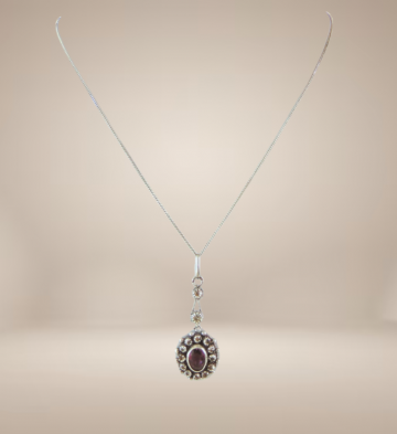 Antieke zilveren amethist glas hanger lang beige achtergrond 4