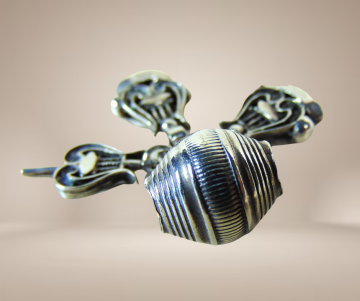 Antieke zilveren breloque tonnetje signet pendant hanger beige achtergrond