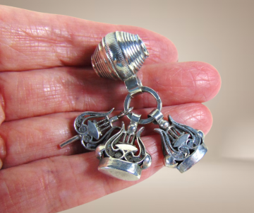 Antieke zilveren breloque tonnetje signet pendant hanger beige achtergrond 1