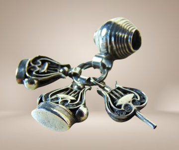 Antieke zilveren breloque tonnetje signet pendant hanger beige achtergrond 2