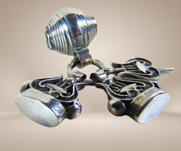 Antieke zilveren breloque tonnetje signet pendant hanger beige achtergrond 3