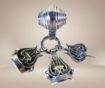 Antieke zilveren breloque tonnetje signet pendant hanger beige achtergrond 4