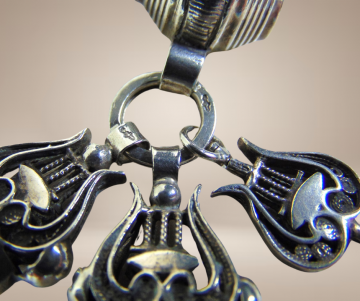 Antieke zilveren breloque tonnetje signet pendant hanger beige achtergrond 5