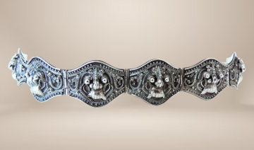 Antieke zilveren chinese draak maskers armband beige achtergrond 4 1