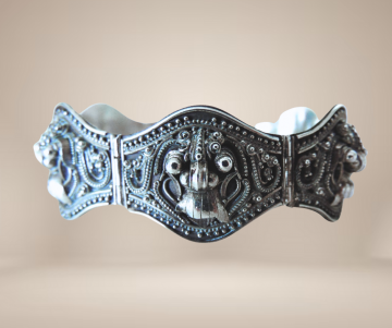 Antieke zilveren chinese draak maskers armband beige achtergrond 4 2