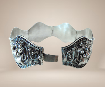 Antieke zilveren chinese draak maskers armband beige achtergrond 4 3