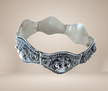 Antieke zilveren chinese draak maskers armband beige achtergrond 4 5