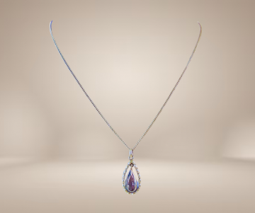 Antieke zilveren hanger druppel amethist bewegend ketting beige achtergrond