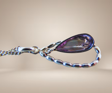 Antieke zilveren hanger druppel amethist bewegend ketting beige achtergrond 3