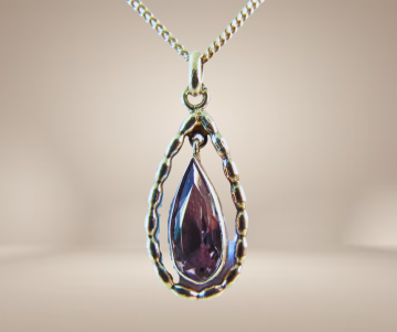 Antieke zilveren hanger druppel amethist bewegend ketting beige achtergrond 4