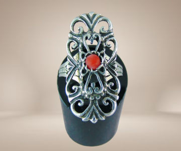 Antieke zilveren opengewerkte sierlijke lange ring koraal beige achtergrond 1