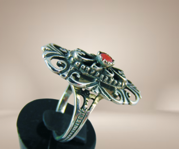 Antieke zilveren opengewerkte sierlijke lange ring koraal beige achtergrond 2