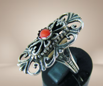 Antieke zilveren opengewerkte sierlijke lange ring koraal beige achtergrond 3