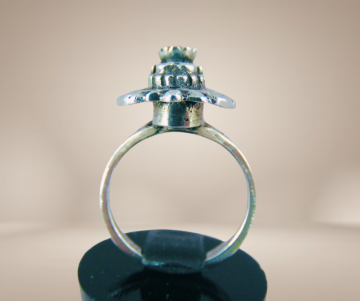 Antieke zilveren opengewerkte sierlijke lange ring koraal beige achtergrond 4